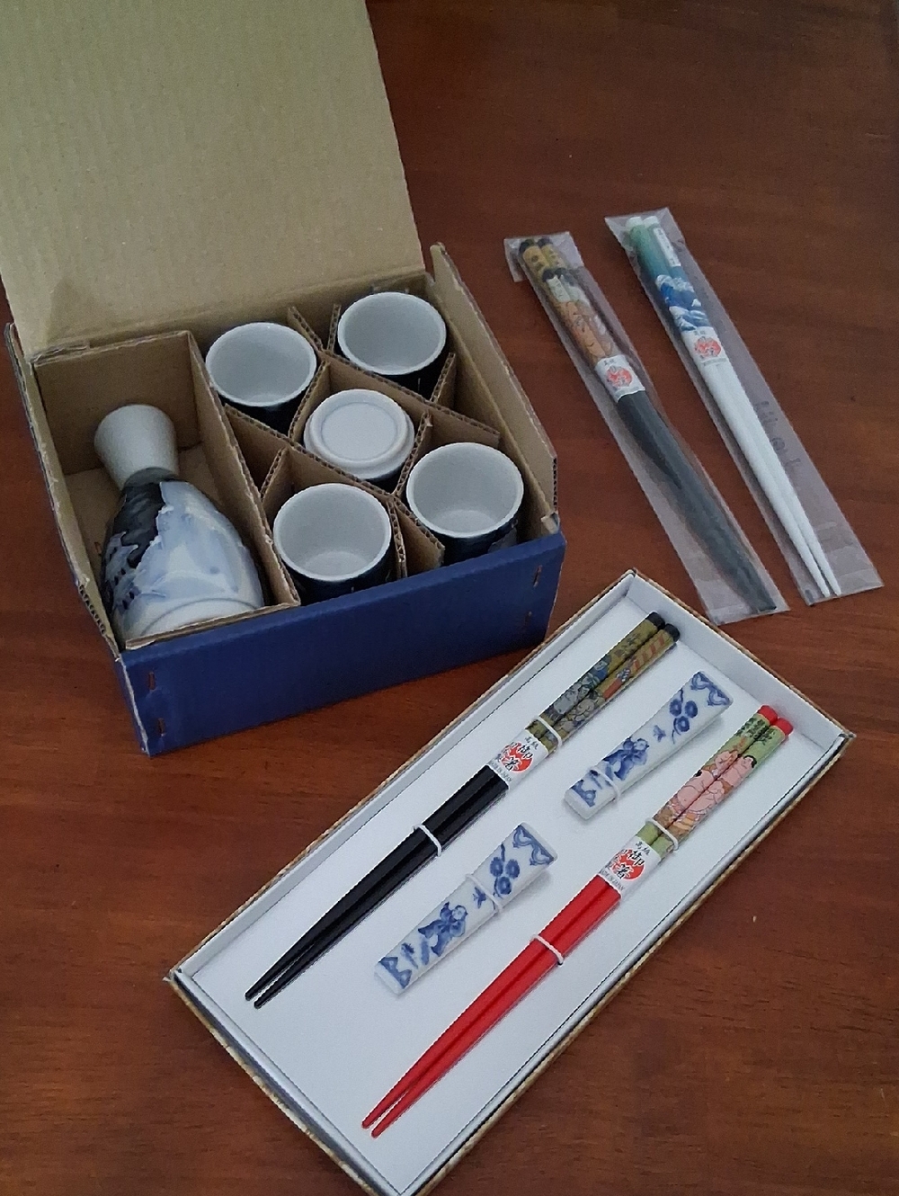 NIB Ceramic 5 Piece Sake Set with 4 Sets Of Chopsticks Plus 2 Rests Blue/white